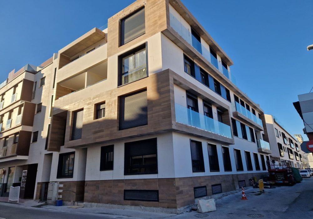 Fachada de un bloque de viviendas en construccion