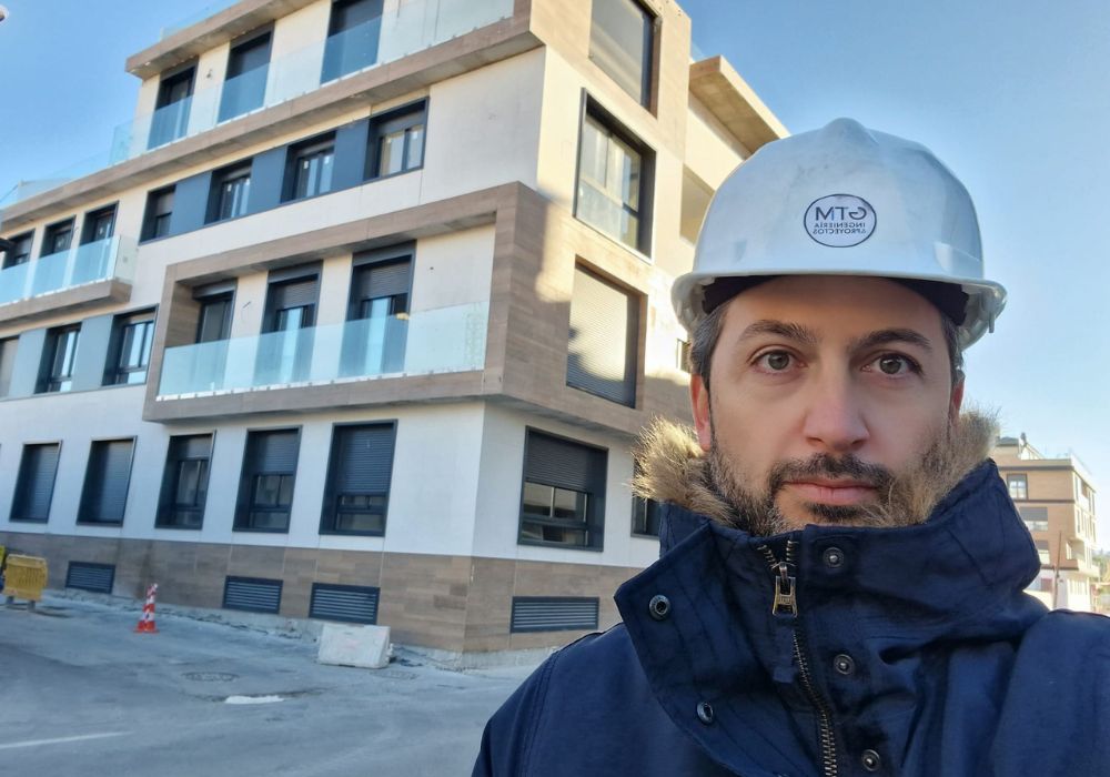 Fachada de un bloque de viviendas en construccion