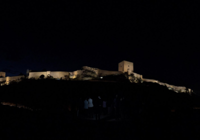 Vista nocturna del Castillo de Lorca iluminado tras la nueva actuación lumínica desarrollada por GTM Ingeniería.