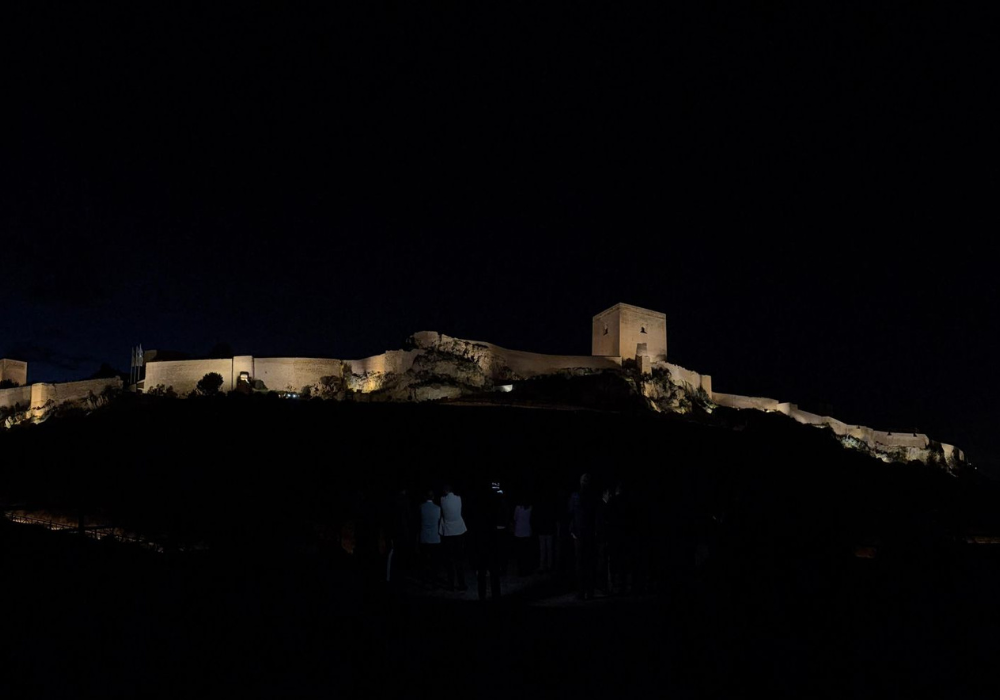 Vista nocturna del Castillo de Lorca iluminado tras la nueva actuación lumínica desarrollada por GTM Ingeniería.