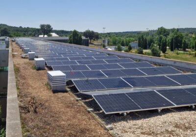 Paneles solares instalados en la cubierta del Centro Tecnológico de Seguridad (CETSE) en El Pardo, Madrid.