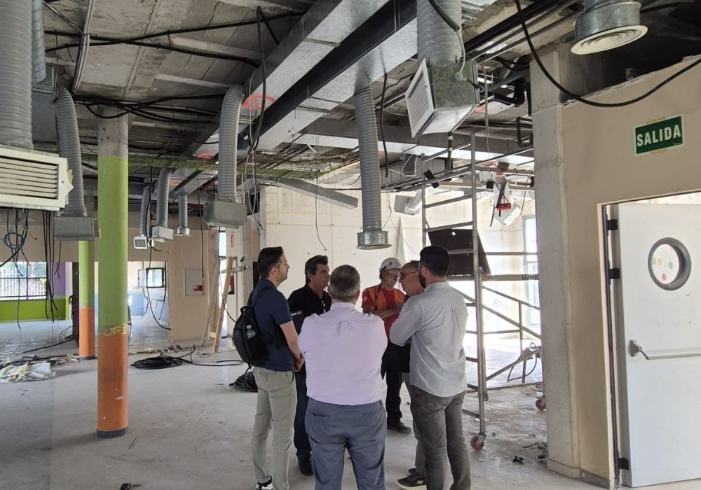 Reunión de coordinación técnica durante la ejecución del nuevo Centro de Formación Profesional de Torrejón de Ardoz, Madrid.