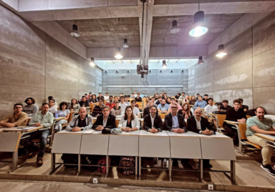 Estudiantes de Ingeniería Técnica Industrial de la UPCT junto a profesionales del sector durante una jornada de orientación profesional.